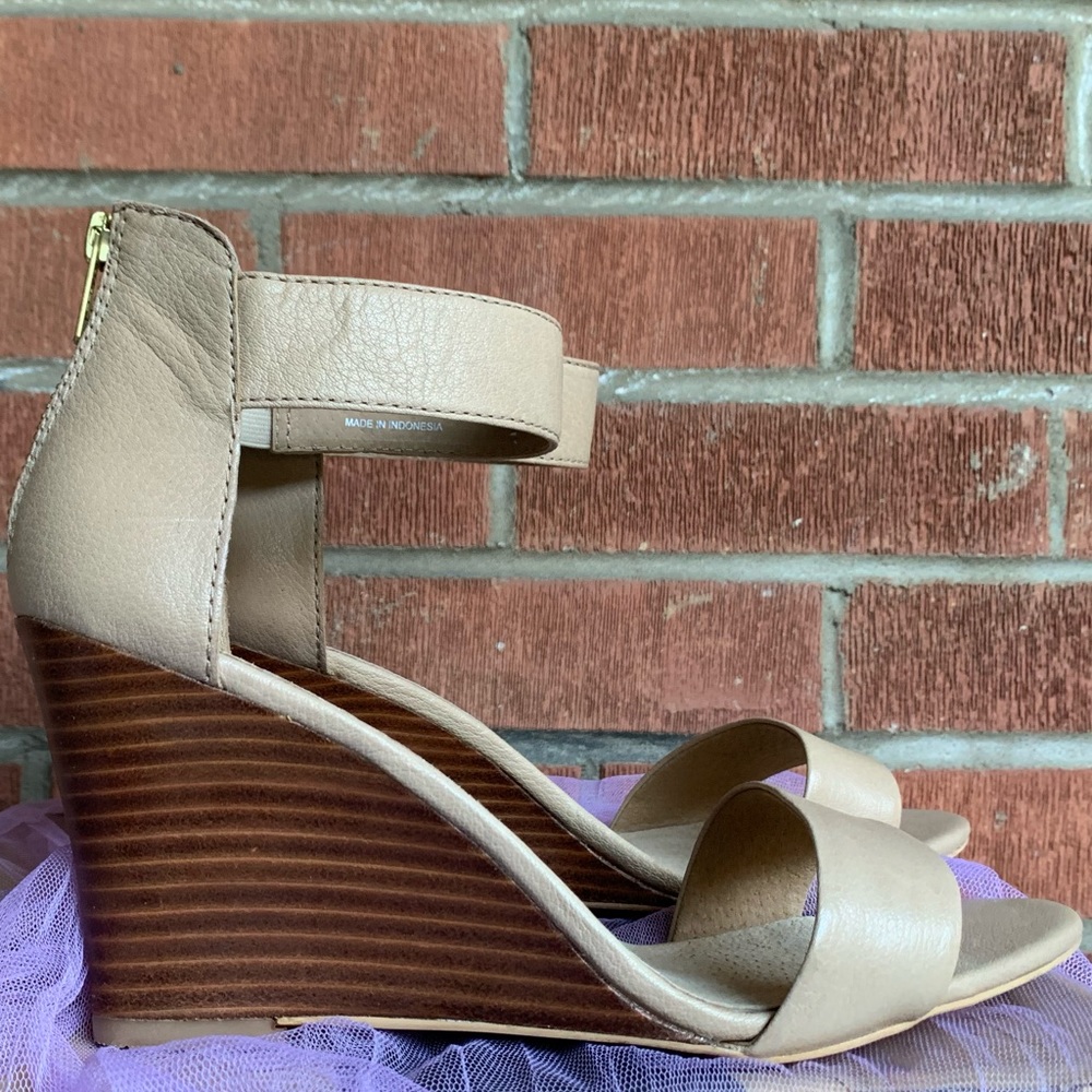NIB💯Leather Ankle Strap Wedge Sandals